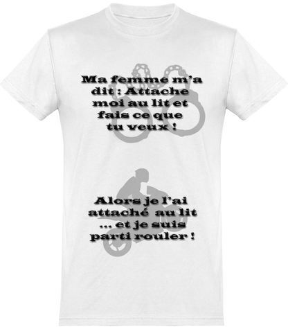T-shirt homme attaché au lit